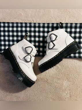 NWOB Dr. Martens Devon HEART Platform Ankle Boots women’s size 7